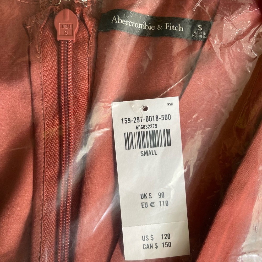 🍁Abercrombie & Fitch Angel Sleeve Satin
Jumpsuit NEW - Picture 6 of 7